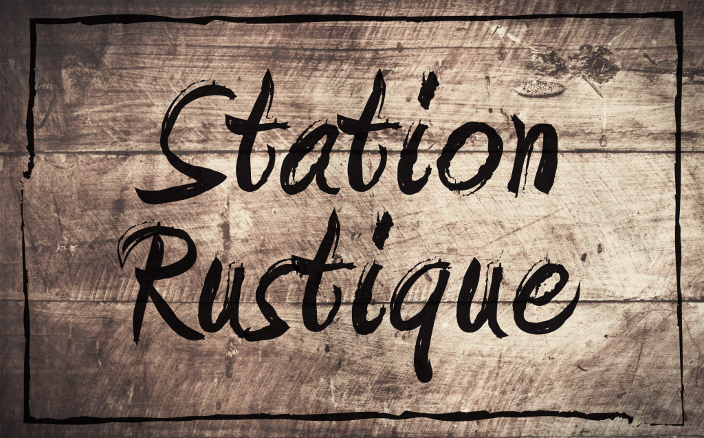 Logo réalisé avec Photoshop: technique photomontage et conception graphique.